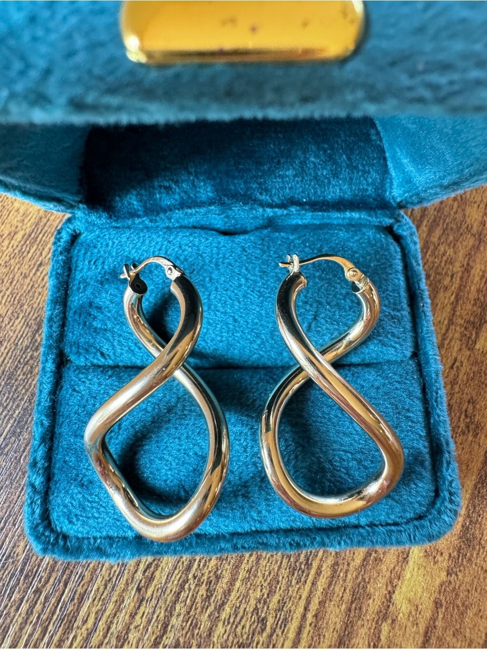 18k Saudi Gold SSP Gold-Tone Twisted Infinity Hoop Earrings  3.08 grams
